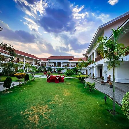 Hotel Earth Light Sauraha Читван Экстерьер фото
