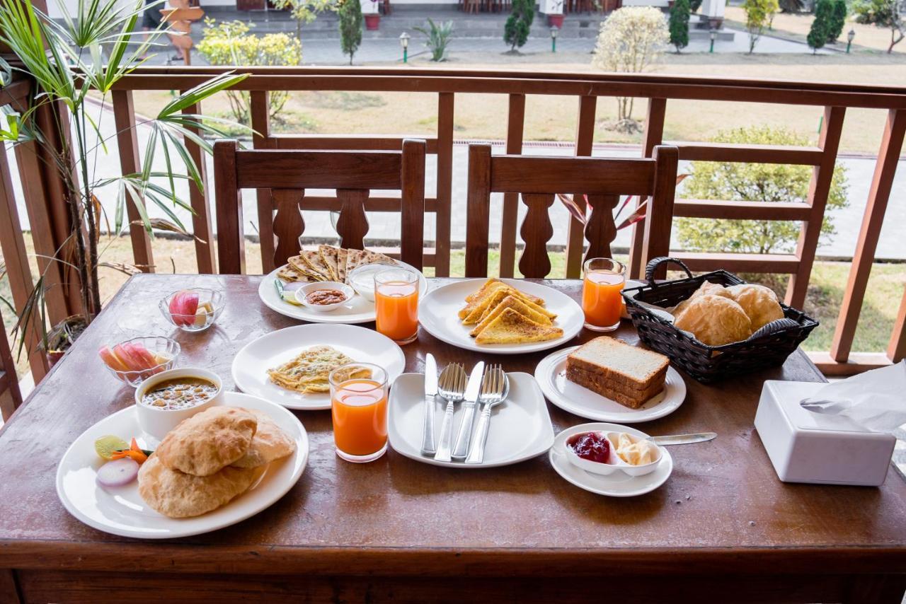 Hotel Earth Light Sauraha Читван Экстерьер фото