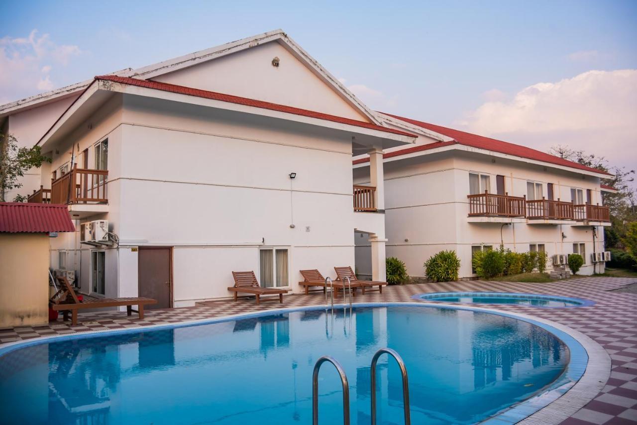 Hotel Earth Light Sauraha Читван Экстерьер фото