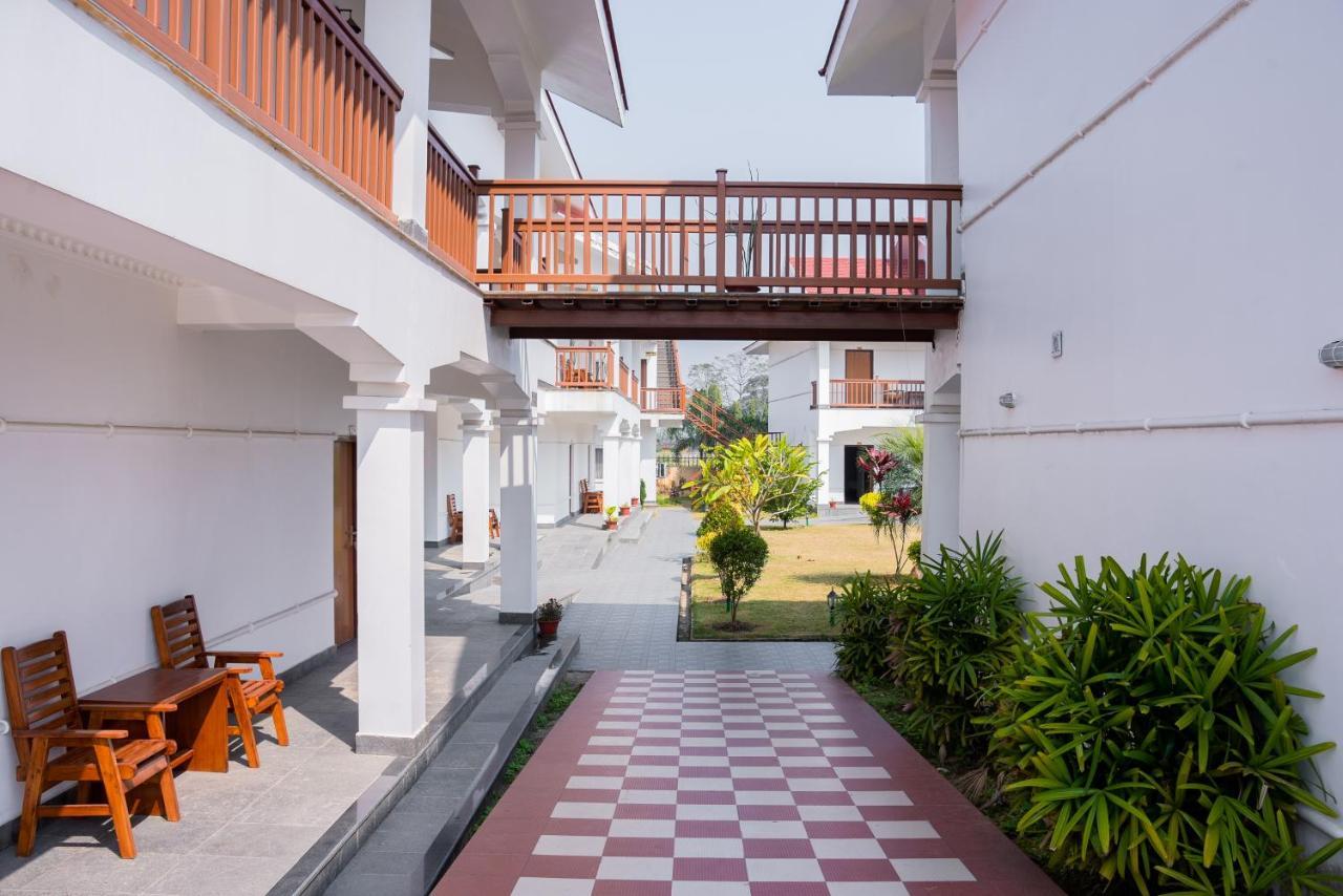 Hotel Earth Light Sauraha Читван Экстерьер фото