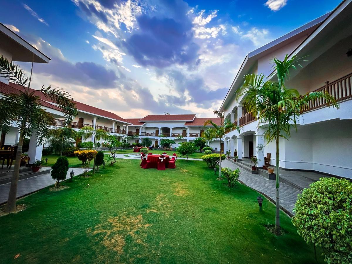 Hotel Earth Light Sauraha Читван Экстерьер фото