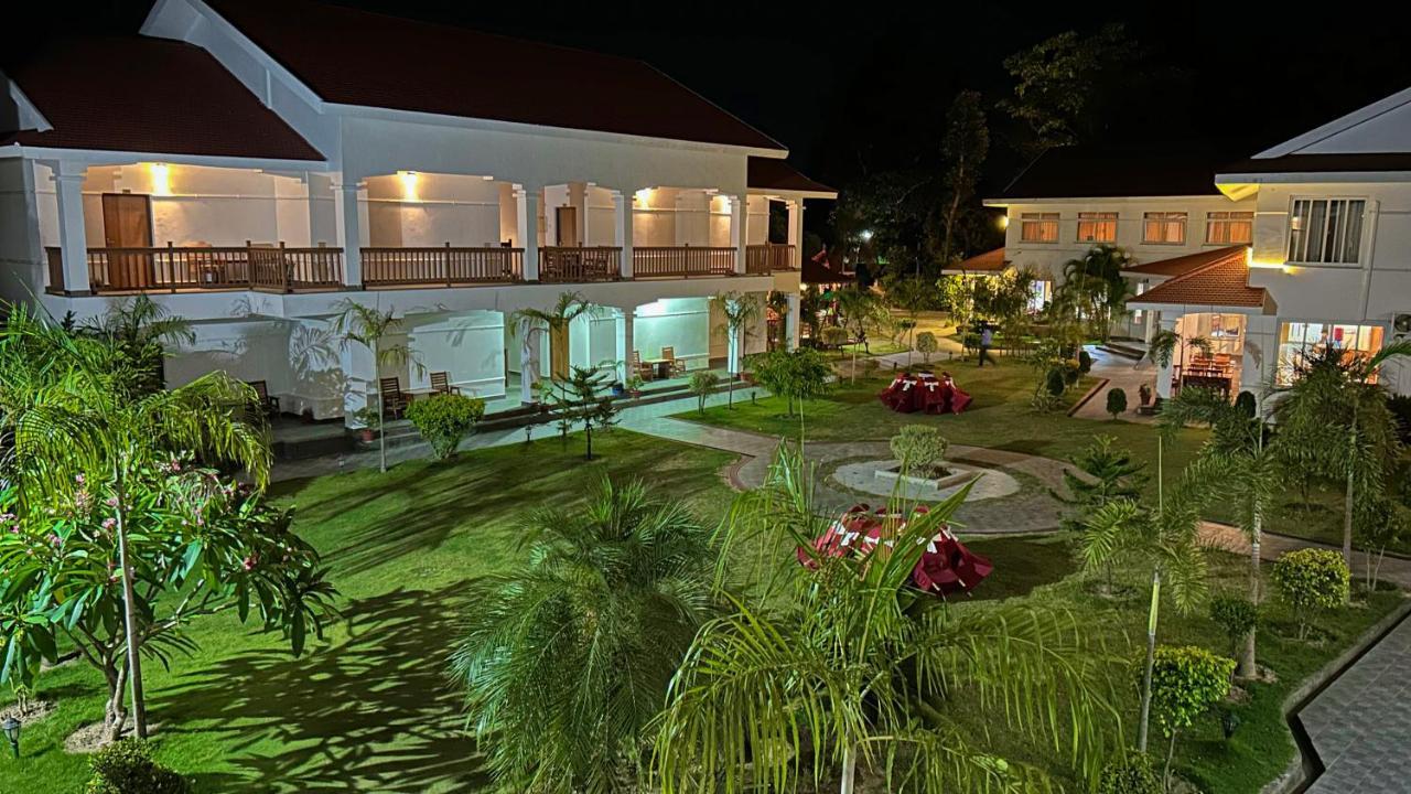 Hotel Earth Light Sauraha Читван Экстерьер фото
