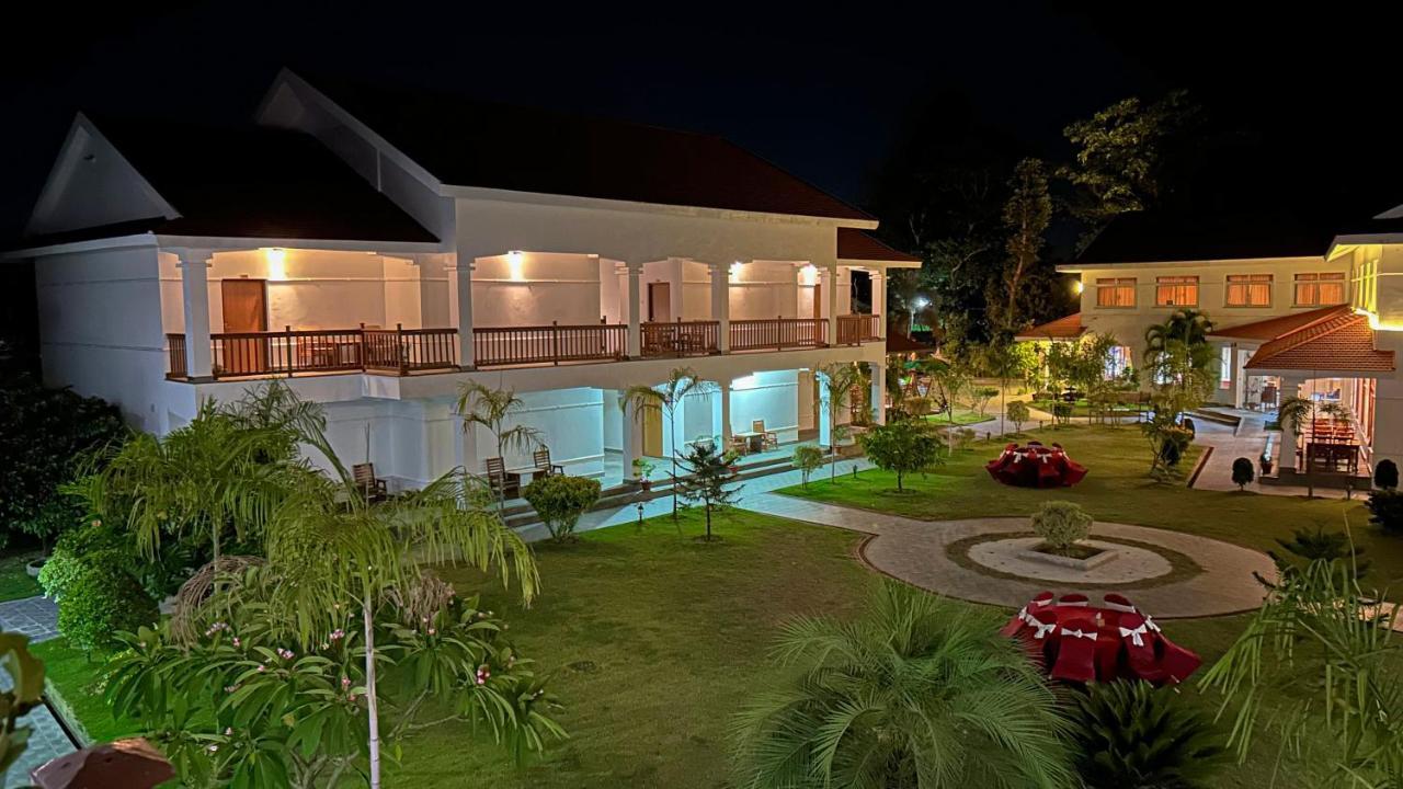 Hotel Earth Light Sauraha Читван Экстерьер фото