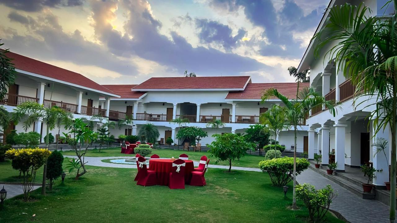 Hotel Earth Light Sauraha Читван Экстерьер фото