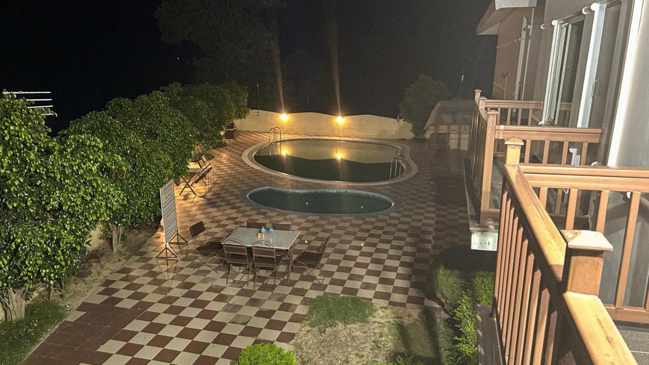 Hotel Earth Light Sauraha Читван Экстерьер фото