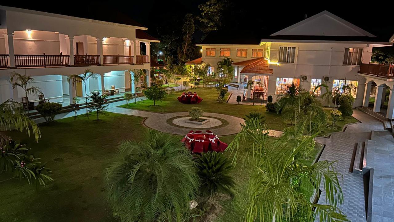 Hotel Earth Light Sauraha Читван Экстерьер фото
