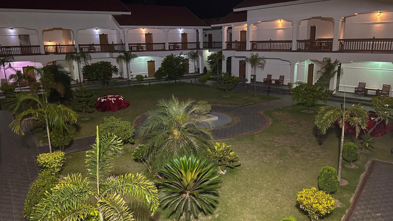 Hotel Earth Light Sauraha Читван Экстерьер фото