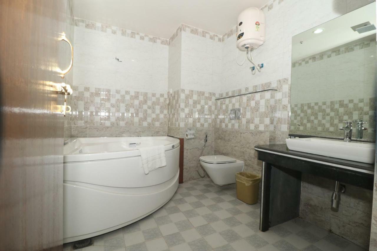 Hotel Earth Light Sauraha Читван Экстерьер фото